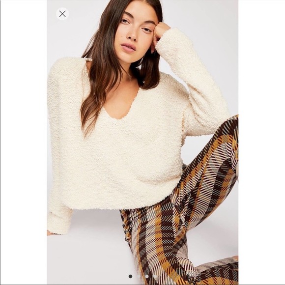 Free People Sweaters - Free People Cream Long Sleeve V Neck Crop Popcorn Sweater Top Women’s Medium